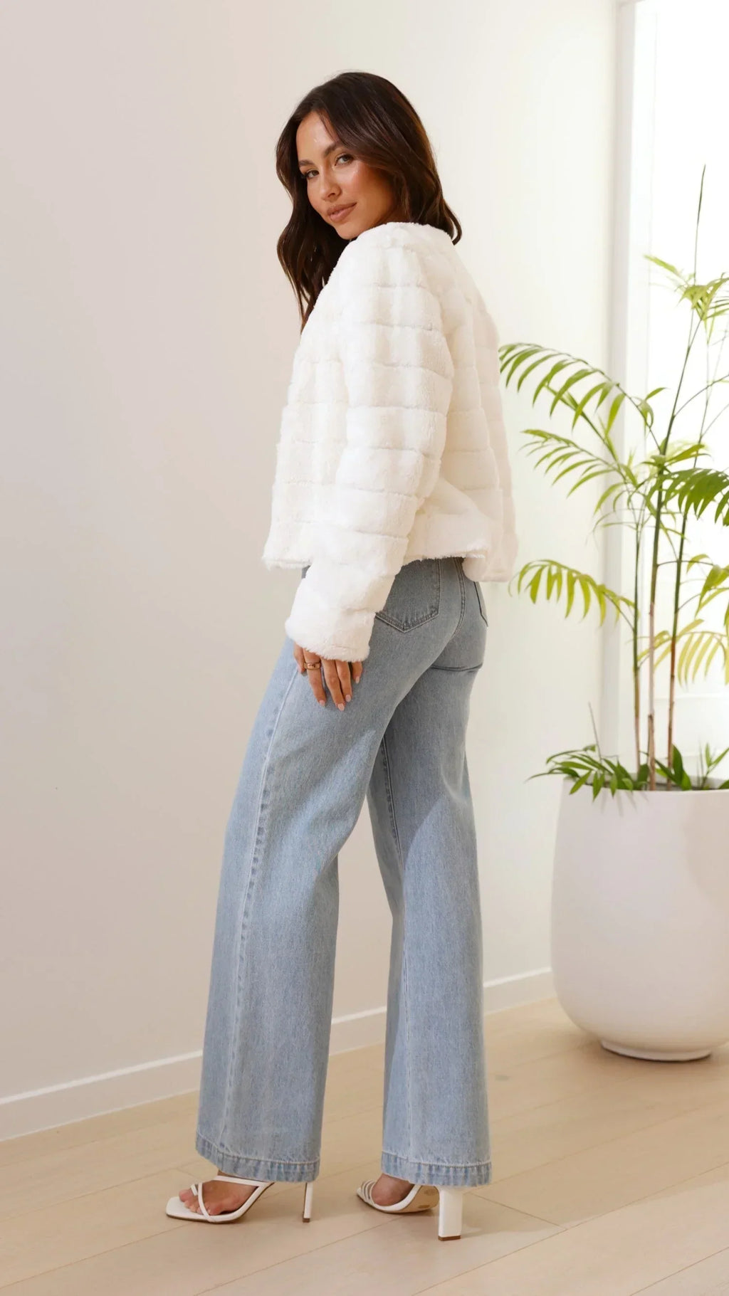 Carla - Women's short faux fur jacket with open collar